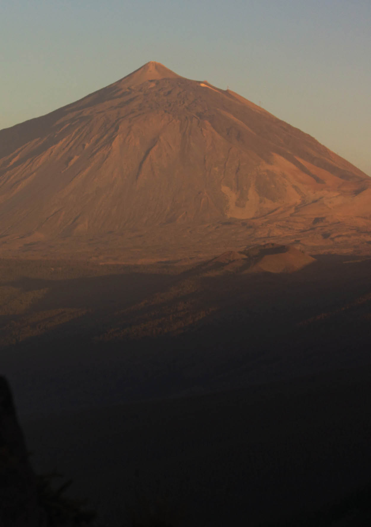 A photographer and the first lights of the day on Teide volcano   Location: Teide National Park, Tenerife, Canary Islands, Spain  Photographer: Edson Vandeira