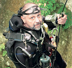 E07071226.JPG M…XICO, D.F., TV-Familia P.Luche.- La primera vez que Guillermo de Anda Alan s se puso un equipo de buceo ten a 13 a os. Seguidor de los documentales y programas de televisi n de Jacques Cousteau, el ocean grafo que invent la escafandra aut noma, De Anda Alan s supo desde ese primer contacto con el mundo subacu·tico que ah  abajo hab a un enorme universo por descubrir. Foto: Cortes a/ James Balog, Guillermo de Anda y Michel Wespmoreland/ RDB. (GDA via AP Images)