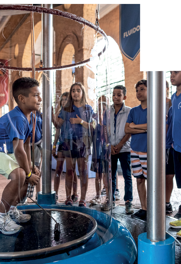 Children exploring and learning science, through large bubble makers, electrostatic and motion, all at the Catavento Museum, offering a fascinating spectrum of science and technology exhibits supporting the pillars of universe, life, ingenuity, and society. Catavento houses many interactive exhibits, 3D tours, virtual reality experiences, educational game shows, a robotics display, an aquarium, and a butterfly garden, among many other intriguing offerings. (Releases in SP Museu Catavento, SP Folder 6)