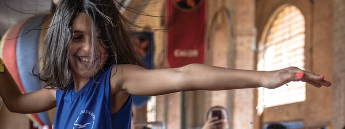 Children exploring and learning science, through large bubble makers, electrostatic and motion, all at the Catavento Museum, offering a fascinating spectrum of science and technology exhibits supporting the pillars of universe, life, ingenuity, and society. Catavento houses many interactive exhibits, 3D tours, virtual reality experiences, educational game shows, a robotics display, an aquarium, and a butterfly garden, among many other intriguing offerings. (Releases in SP Museu Catavento, SP Folder 6)