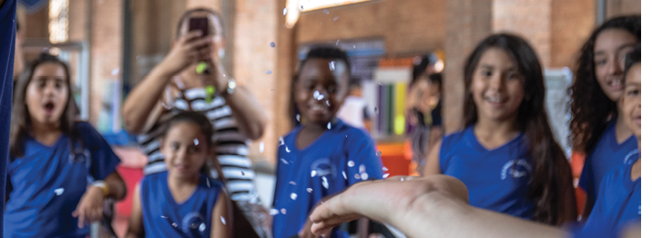 Children exploring and learning science, through large bubble makers, electrostatic and motion, all at the Catavento Museum, offering a fascinating spectrum of science and technology exhibits supporting the pillars of universe, life, ingenuity, and society. Catavento houses many interactive exhibits, 3D tours, virtual reality experiences, educational game shows, a robotics display, an aquarium, and a butterfly garden, among many other intriguing offerings. (Releases in SP Museu Catavento, SP Folder 6)